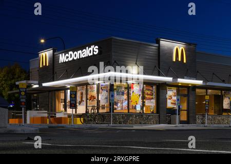 Sultan, WA, États-Unis - 18 septembre 2023 ; vue nocturne du restaurant moderne McDonald's fast food avec logo Banque D'Images