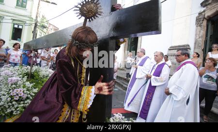 salvador, bahia, brésil - 7 avril 2017 : Católicos participam de UM procissão que relembra o momento em que Jesus Cristo encontra sua Mãe no caminho d Banque D'Images