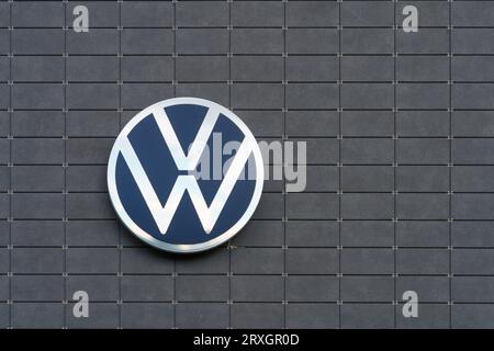 Logo Volkswagen sur le mur d'un concessionnaire automobile à Lahti, en Finlande. 30 juillet 2023. Banque D'Images