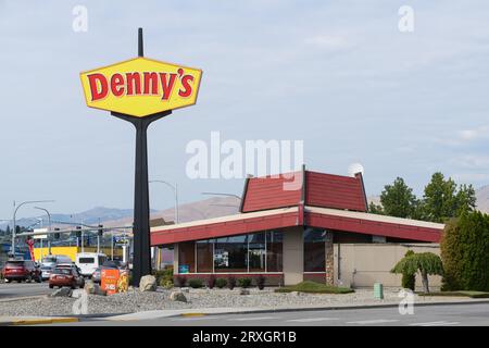 Wenatchee, WA, États-Unis - 22 septembre 2023 ; bâtiment du restaurant Denny's avec panneau sur un grand pilier dans le centre-ville de Wenatchee Banque D'Images