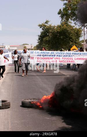 Eunapolis, bahia, brésil - 1 mars 2010 : des manifestants ont incendié des routes sur une autoroute lors d'une manifestation dans le sud de Bahia. Banque D'Images