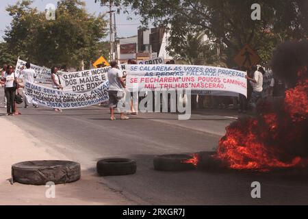 Eunapolis, bahia, brésil - 1 mars 2010 : des manifestants ont incendié des routes sur une autoroute lors d'une manifestation dans le sud de Bahia. Banque D'Images