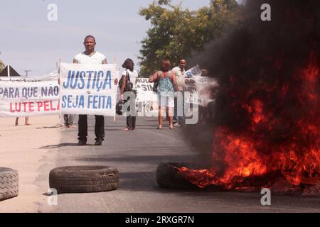 Eunapolis, bahia, brésil - 1 mars 2010 : des manifestants ont incendié des routes sur une autoroute lors d'une manifestation dans le sud de Bahia. Banque D'Images