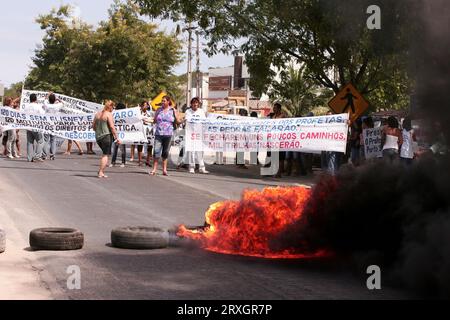 Eunapolis, bahia, brésil - 1 mars 2010 : des manifestants ont incendié des routes sur une autoroute lors d'une manifestation dans le sud de Bahia. Banque D'Images