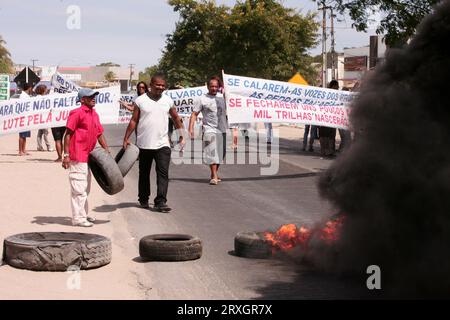 Eunapolis, bahia, brésil - 1 mars 2010 : des manifestants ont incendié des routes sur une autoroute lors d'une manifestation dans le sud de Bahia. Banque D'Images