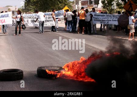 Eunapolis, bahia, brésil - 1 mars 2010 : des manifestants ont incendié des routes sur une autoroute lors d'une manifestation dans le sud de Bahia. Banque D'Images