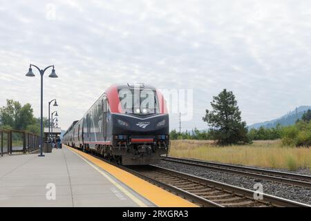 Leavenworth, WA, États-Unis - 22 septembre 2023 ; train de passagers Amtrak Empire Builder en direction de l'ouest au quai de Leavenworth Station WA Banque D'Images