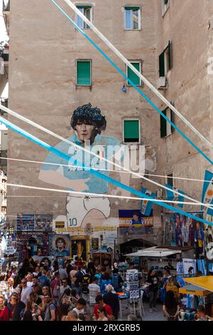 Naples, Italie - 16 juin 2023 : peintures murales de Diego Armando Maradona avec la chemise Napoli située dans le Quartieri Spagnoli, quartiers espagnols, dans le hist Banque D'Images
