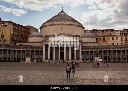 Naples, Italie - 16 juin 2023 : image du paysage urbain de Naples, Italie avec vue sur la grande place publique de la Piazza del Plebiscito Banque D'Images