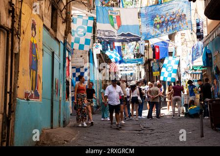 Naples, Italie - 16 juin 2023 : des décorations dans les rues de Quartieri Spagnoli célèbrent la victoire du championnat de football de l'équipe de Naples. B Banque D'Images