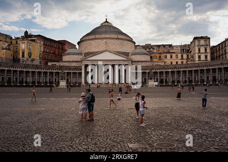 Naples, Italie - 16 juin 2023 : image du paysage urbain de Naples, Italie avec vue sur la grande place publique de la Piazza del Plebiscito Banque D'Images