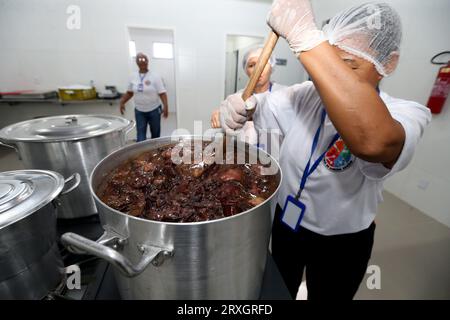 Curuca, bahia, brésil - 18 septembre 2023 : cuisinier prépare des repas pour les élèves d'une école publique de Bahia. Banque D'Images