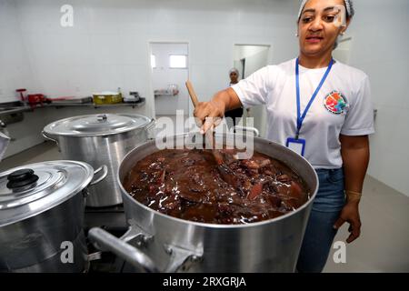 Curuca, bahia, brésil - 18 septembre 2023 : cuisinier prépare des repas pour les élèves d'une école publique de Bahia. Banque D'Images