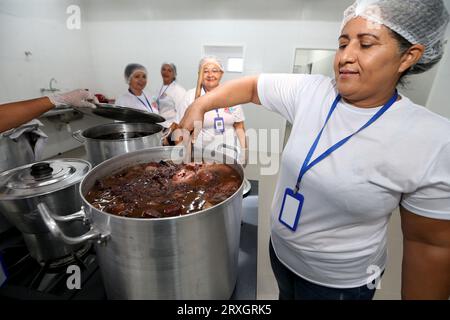 Curuca, bahia, brésil - 18 septembre 2023 : cuisinier prépare des repas pour les élèves d'une école publique de Bahia. Banque D'Images