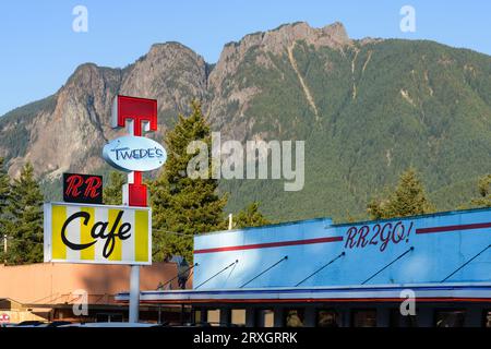 North Bend, WA, États-Unis - 21 septembre 2023 ; Twede's Cafe et Double R Diner devant Mount si avec signalisation et nom Banque D'Images