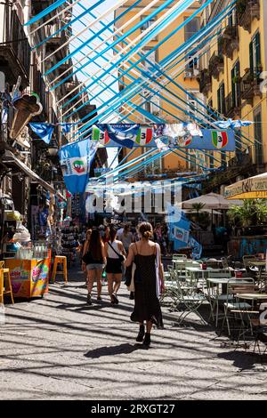 Naples, Italie - 16 juin 2023 : Naples champions d'Italie, rubans bleus et blancs de célébration et drapeaux dans la rue de Spaccanapoli dans la ville Banque D'Images