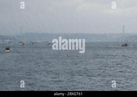 Jour de pluie dans le Bosphore İstanbul avec des bateaux et le paysage marin du pont du Bosphore. Banque D'Images