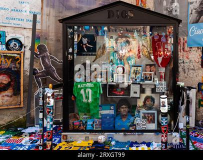 Naples, Italie - 16 juin 2023 : Chapelle votive pour Maradona dans le Quartieri Spagnoli, à la base de la fresque qui lui est dédiée dans les années 1980 Banque D'Images