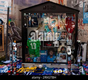 Naples, Italie - 16 juin 2023 : Chapelle votive pour Maradona dans le Quartieri Spagnoli, à la base de la fresque qui lui est dédiée dans les années 1980 Banque D'Images