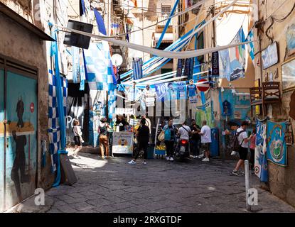 Naples, Italie - 16 juin 2023 : des décorations dans les rues de Quartieri Spagnoli célèbrent la victoire du championnat de football de l'équipe de Naples. B Banque D'Images