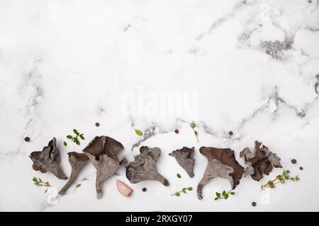 Champignons chanterelles noirs prêts à cuire. Craterellus cornucopioides, ou corne d'abondance trompette ou des morts Banque D'Images