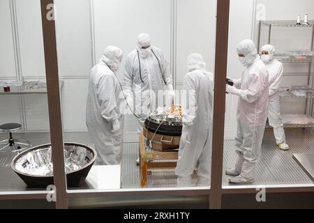 Dugway, Utah, États-Unis. 24 septembre 2023. Les équipes de curation traitent la capsule de retour d'échantillon de la mission OSIRIS-Rex de la NASA dans une salle blanche, dimanche 24 septembre 2023, au champ de test et d'entraînement du département de la Défense de l'Utah. L'échantillon a été prélevé sur l'astéroïde Bennu en octobre 2020 par la sonde spatiale OSIRIS-Rex de la NASA. (Image de crédit : © NASA via ZUMA Press Wire) USAGE ÉDITORIAL SEULEMENT! Non destiné à UN USAGE commercial ! Banque D'Images