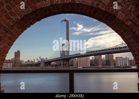 Vue encadrée sur le pont de Manhattan ce qui relie Brooklyn à Manhattan. Il s'agit d'un pont de 2 niveaux pour les métros, les autobus, les voitures et les camions. Banque D'Images