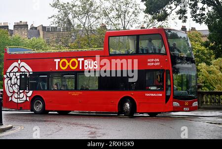 Bus touristique à toit ouvert de la ville de Bath, Angleterre, Royaume-Uni Banque D'Images