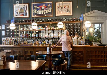 A l'intérieur "The Architect" bar pub anglais très traditionnel, avec bières, spiritueux, vins dans le centre de Bath, Angleterre, Royaume-Uni Banque D'Images