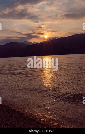 Vue sur le lac au coucher du soleil de la passerelle à Malcesine, lac de Garde, Italie Banque D'Images