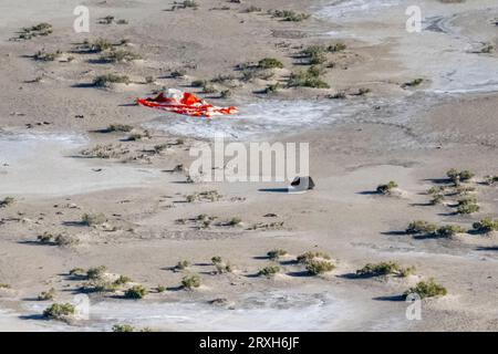 Dugway, Utah, États-Unis. 24 septembre 2023. La capsule de retour d'échantillon de la mission OSIRIS-Rex de la NASA est vue peu de temps après avoir atterri dans le désert, dimanche au champ d'essais et d'entraînement du Département de la Défense de l'Utah. L'échantillon a été prélevé sur l'astéroïde Bennu en octobre 2020 par la sonde spatiale OSIRIS-Rex de la NASA. (Image de crédit : © Keegan Barber/NASA/ZUMA Press Wire) USAGE ÉDITORIAL SEULEMENT! Non destiné à UN USAGE commercial ! Banque D'Images