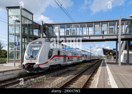 Train DB Intercity 2 à la gare d'Emden Banque D'Images