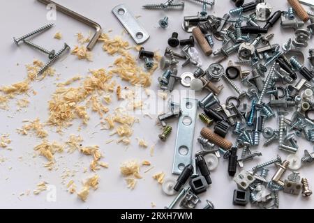 Un fond de quincaillerie métallique et de copeaux de bois isolés en blanc. Banque D'Images