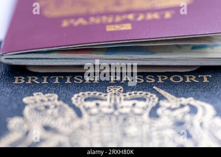 Gros plan sur les passeports britanniques. Banque D'Images