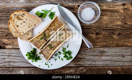 Os de moelle rôtis sur la table rustique d'en haut Banque D'Images