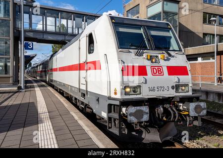 Train DB Intercity 2 remorqué par la locomotive Bombardier TRAXX AC2 à la gare d'Emden Banque D'Images