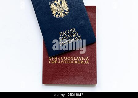 Un passeport serbe en plus d'un passeport de l'ex-Yougoslavie isolé en blanc. Banque D'Images