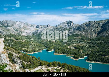 Vue panoramique sur le réservoir de Guadalest et les montagnes de la Sierra de Serrella. Guadalest est est l'un des plus beaux villages d'Espagne dans la province d'Alicante Banque D'Images