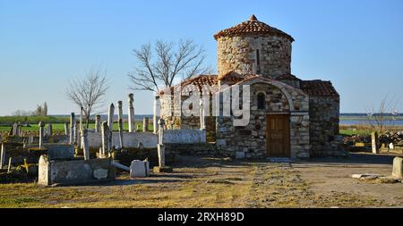 Le tombeau de Yunus Bey à Enez, en Turquie, a été converti d'une ancienne église en tombeau. Il y a de vieilles tombes ottomanes autour. Banque D'Images