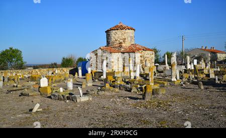 Le tombeau de Yunus Bey à Enez, en Turquie, a été converti d'une ancienne église en tombeau. Il y a de vieilles tombes ottomanes autour. Banque D'Images