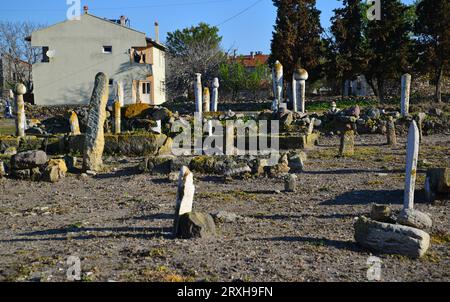 Le tombeau de Yunus Bey à Enez, en Turquie, a été converti d'une ancienne église en tombeau. Il y a de vieilles tombes ottomanes autour. Banque D'Images