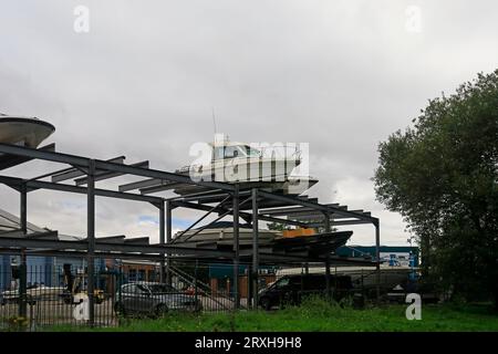 Bateaux entreposés sur des étagères hautes, Chandlers marine Supply Outlet, Cardiff, prise en septembre 2023 Banque D'Images