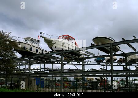 Bateaux entreposés sur des étagères hautes, Chandlers marine Supply Outlet, Cardiff, prise en septembre 2023 Banque D'Images