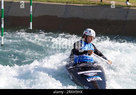 Klaudia Zwolinska, de Pologne, concourt dans le C1 féminin aux Championnats du monde de slalom de canoë ICF qui se déroulent au Lee Valley White Water Centre. Banque D'Images