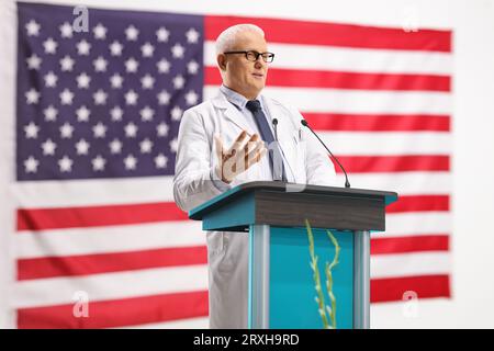 Médecin mature prononçant un discours lors d'une conférence sur un podium aux Etats-Unis Banque D'Images