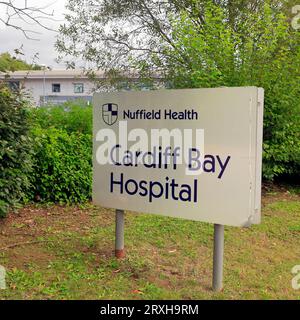 Signalisation pour Nuffield Health, hôpital de Cardiff Bay. Prise en septembre 2023 Banque D'Images