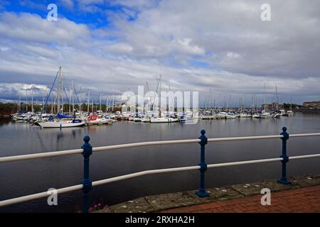 Baie de Cardiff, yachts amarrés, ciel bleu et nuages moelleux pris le 2023 septembre Banque D'Images