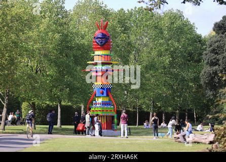 Frieze Sculpture 2023, la célèbre exposition d’art publique gratuite, revient à Regents Park pour la saison d’automne, transformant le joli espace vert en une immense galerie extérieure, à Londres, au Royaume-Uni Banque D'Images