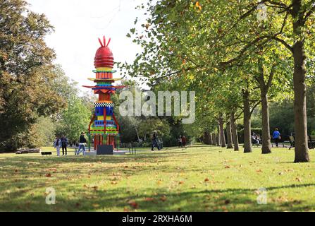 Frieze Sculpture 2023, la célèbre exposition d’art publique gratuite, revient à Regents Park pour la saison d’automne, transformant le joli espace vert en une immense galerie extérieure, à Londres, au Royaume-Uni Banque D'Images