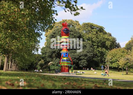 Frieze Sculpture 2023, la célèbre exposition d’art publique gratuite, revient à Regents Park pour la saison d’automne, transformant le joli espace vert en une immense galerie extérieure, à Londres, au Royaume-Uni Banque D'Images